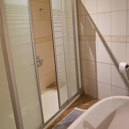 Ahsap Tarihi Ev, Eminoenue Ve Tarihi Mekanlara Yuerueyerek 5 Dakika *
